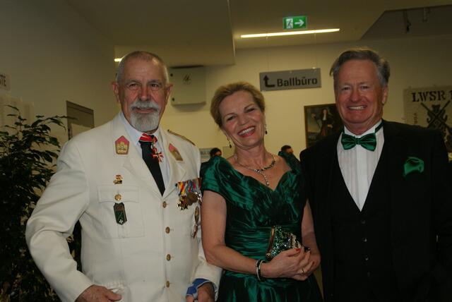 Der Landesleiter des Schwarzen Kreuzes Oberst Wolfgang Wildberger (links), Sigrid und Kurt Joham. | Foto: Anna Kaufmann