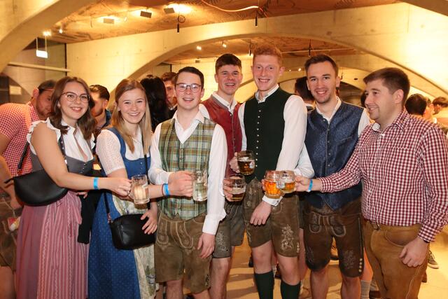 Julia, Magdalena, Markus, Matthias, Michael, Lukas und Stefan stießen auf einen unterhaltsamen Ball an. | Foto: Manfred Wlasak