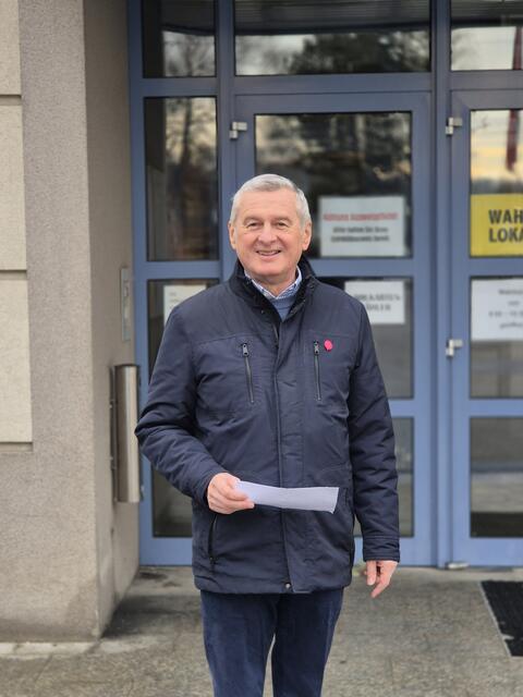 Walter Spitaler, Spitzenkandidat NEOS Zwettl, vor dem Wahllokal. | Foto: Schabauer
