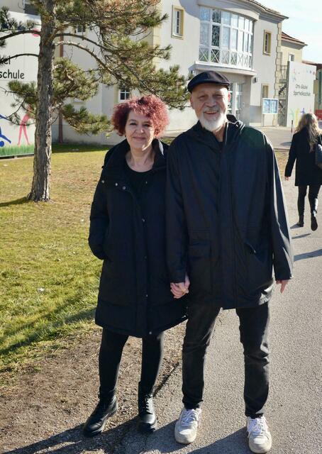 Volkshilfe Österreich-Chef Erich Fenninger mit Gattin am Weg zum Wahllokal. | Foto: Trimmel