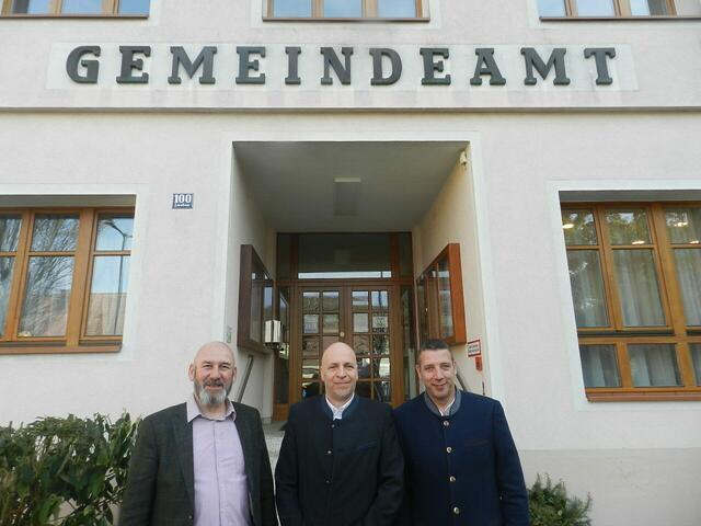 Überparteilich vereint vor dem Wahllokal in Brand-Laaben: Christian Gall SPÖ, Bürgermeister Hermann Katzensteiner ÖVP, Jürgen Wallner FPÖ | Foto: Heribert Punz