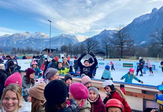 Jung und Alt unterhielt sich prächtig am Eislaufplatz in Kuchl, wo Ö3 Moderator Andi Knoll anpackte. | Foto: TVB Kuchl