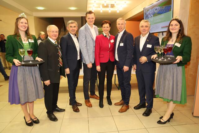 Magdalena Niederl, Josef Ober, Franz Fartek, Johann Kaufmann, Maria Pein, Heribert Pratscher, Franz Uller und Antonia Hiebaum (v.l.) | Foto: MeinBezirk