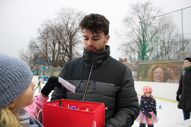 Kleine Geschenke gab es für die kleinen Eisläufer | Foto: mc