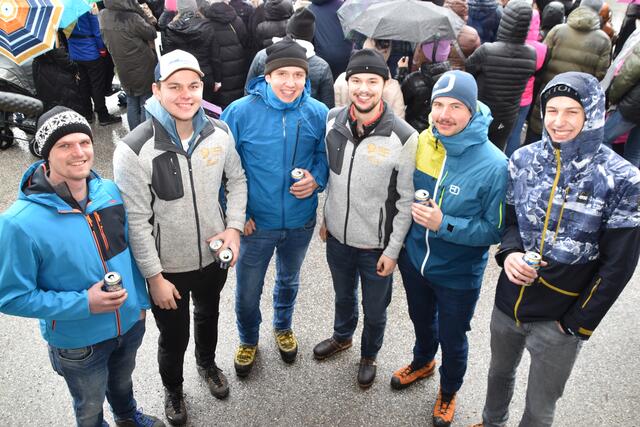 Beste Stimmung bei den Mitgliedern der Brauchtumsgruppe der Sischtiger Huttler.