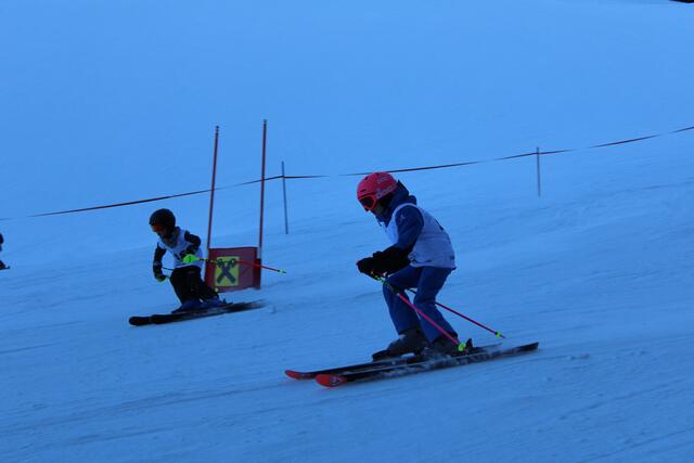 v.l. Luis Hinteregger und Marta Wagner boten sich ein spannendes Rennen beim Parallelslalom in Zöblen. | Foto: SC Tannheimertal/Moni Grad