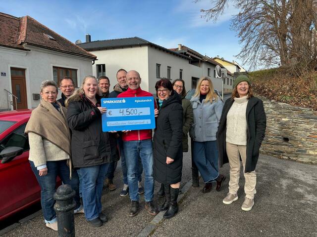 Übergabe der Spende der Adventfenster Gneixendorf an die Caritas Hochwasserhilfe | Foto: sg