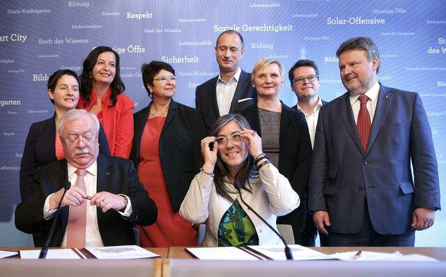 (v.l.) Sonja Wehsely (SPÖ), Bürgermeister Michael Häupl (SPÖ), Ulli Sima (SPÖ), Renate Brauner (SPÖ), Vizebürgermeisterin Maria Vassilakou (Grüne), Andreas Mailath-Pokorny (SPÖ), Sandra Frauenberger (SPÖ), Jürgen Czernohorszky (SPÖ) und Michael Ludwig (SPÖ) am Samstag, 14. November 2015, während der Unterzeichnung des Koalitionsabkommens im Wiener Rathaus | Foto: GEORG HOCHMUTH / APA / picturedesk.com