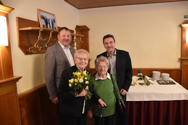 Vizebgm. Franz Kaufmann, Jubilarin Hilda Hiesberger, Erna Heigl und GR Herbert Zierlich | Foto: Stadtgemeinde Mank