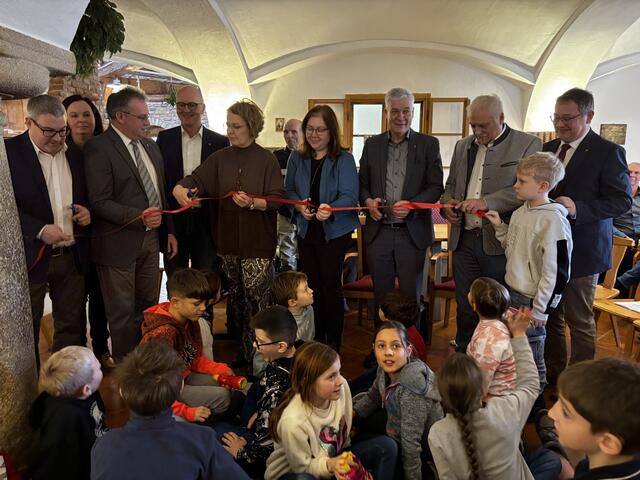 Eröffnung des Seniorentageszentrums Zeillern: Vereins-Obmann Thomas Pfaffeneder, Leiterin Seniorentageszentrum Karin Ebner, Zeillerns Bürgermeister Friedrich Pallinger, Zeillerns Vizebürgermeister Wolfgang Zeiner, NÖ Landesrätin Christiane Teschl-Hofmeister, Petra Üblacker, Landtagsabgeordneter Anton Kasser und Karl Holböck.