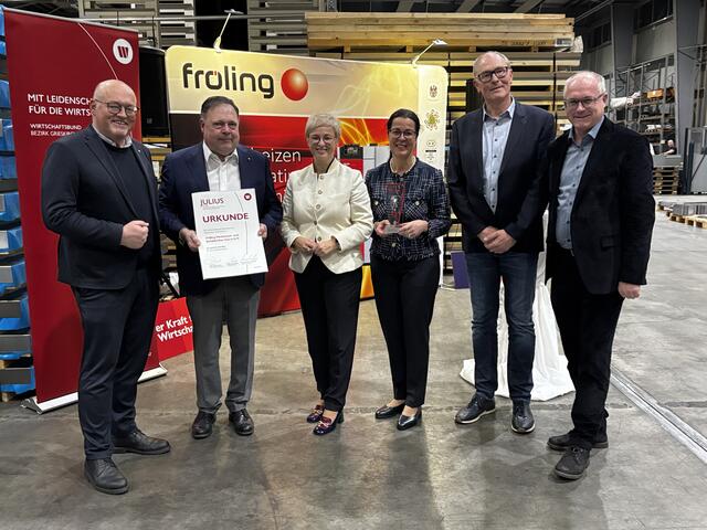Laurenz Pöttinger, Ernst Hutterer, Doris Hummer, Ruth Hutterer, Thomas Wimleitner und Günther Baschinger bei der Übergabe des „Julius Award“. | Foto: MeinBezirk