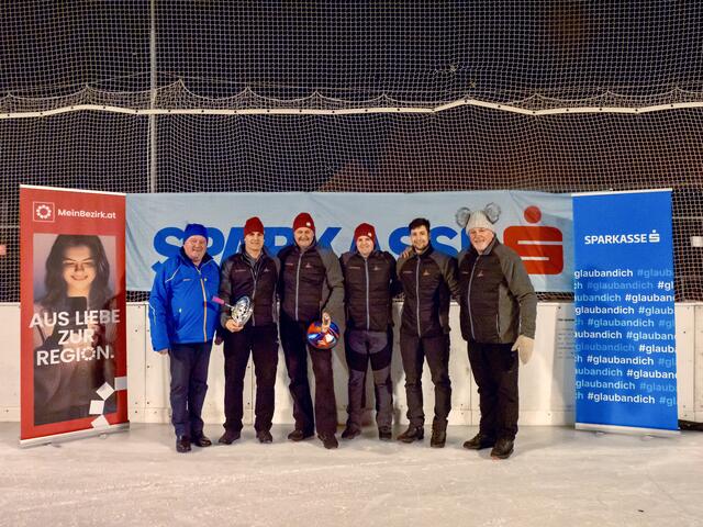 Die Sieger des "Marktgemeinde Langenwang-Sparkassen Wintercups 2024/2025": Die Mannschaft vom TuS Krieglach mit Bgm. Rudolf Hofbauer (li.) und Bezirksobmann Rupert Breitegger (re.).  | Foto: Königshofer