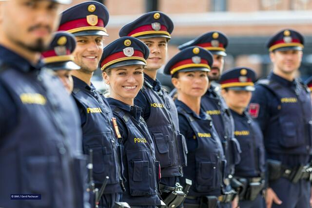 Feierlicher Moment: 60 Polizeischülerinnen und -schüler schließen ihre Ausbildung erfolgreich ab. | Foto: BMI/Gerd Pachauer