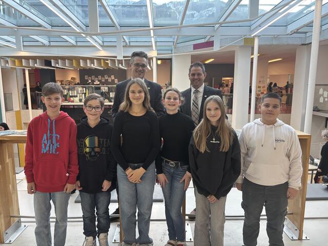 Administrator Christoph Stückler und Direktor Norbert Santner mit Schüler:innen des BG|BRG Porcia. | Foto: MeinBezirk.at