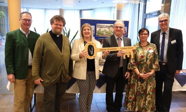 Claus Dobritzhofer, Hausleitung SeneCura Sozialzentrum Krems Haus Thorwesten, Pfarrer Leopold Klenkhart, neue Hausleitung Lenka Pavlanska, Bürgermeister Erwin Häusler, Evelyne Geiger (Pflegedienstleitung) und Christian Rab, Regionaldirektor für Wien und Niederösterreich. | Foto: SeneCura