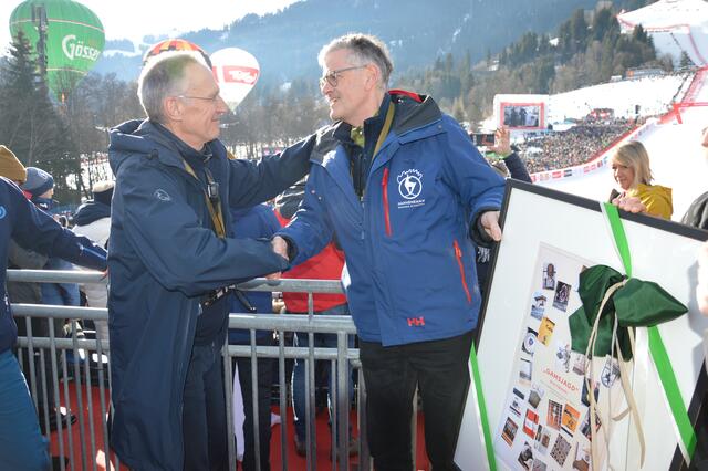 Bgm. Klaus Winkler gratulierte Michael Huber im Stadtion offiziell zum 60er. | Foto: Obermoser