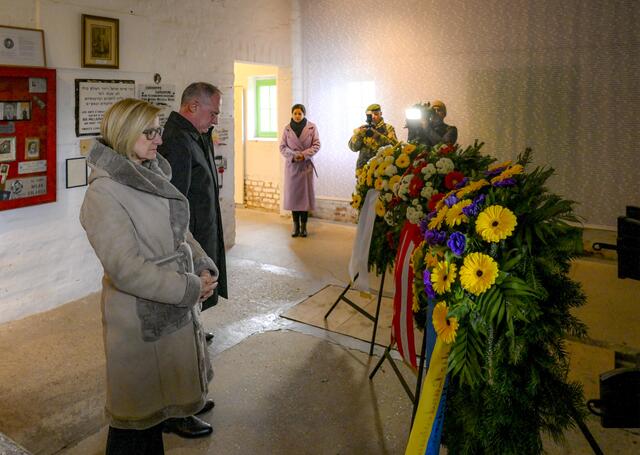 Archivbild von der Kranzniederlegung im ehemaligen Krematorium des Konzentrationslagers in Melk: Landeshauptfrau Johanna Mikl-Leitner und Innenminister Gerhard Karner, im Hintergrund Barbara Glück, Leiterin der Gedenkstätte Mauthausen (das ehemalige KZ Melk gehört organisatorisch zur Gedenkstätte Mauthausen). | Foto: NLK Filzwieser