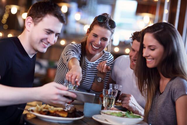 Gutes Essen und nette Gesellschaft – was will man mehr? | Foto: macniak/PantherMedia