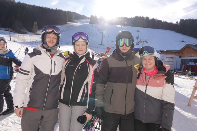 Wer nicht das abwechslungsreiche Programm an der Talstation genoss, der machte den Tag über die Pisten (un)sicher, so wie diese vier.