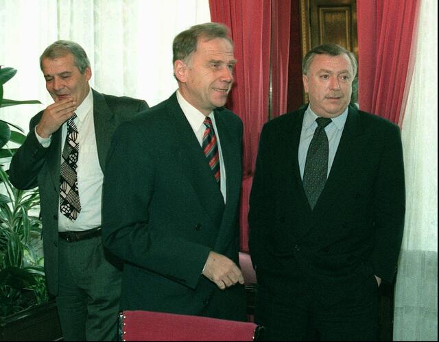 Der Wiener ÖVP-Obmann Bernhard Görg, Mitte, und der SPÖ Wien-Chef und Bürgermeister Michael Häupl, rechts, treffen sich am Freitag, 8. November 1996, zur dritten Runde der rot-schwarzen Verhandlungen um eine Koalition in Wien. Im Hintergrund links ist SPÖ-Finanzstadtrat Rudolf Edlinger. (Archiv) | Foto:  HANS PUNZ / AP / picturedesk.com