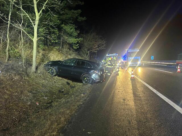 Die Feuerwehren Alland und Heiligenkreuz wurden zu einer Menschenrettung alarmierte - mehrere Fahrzeuge waren auf der A21 in einen Unfall verwickelt. | Foto: FF Alland