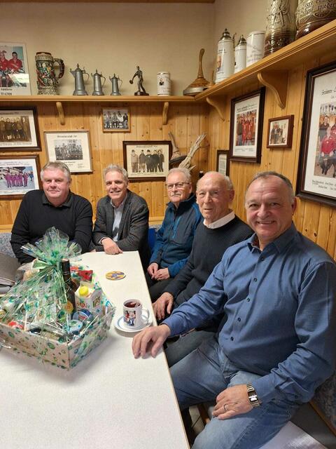 Die Mitglieder Back, Gut, Gierlinger, Staufer und Obmann Bleuel (von links). | Foto: ESV Altheim