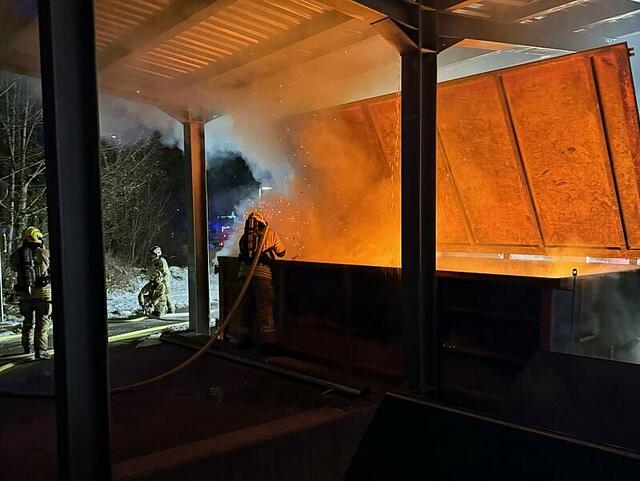 Ein Brand eines Müllcontainers sorgte am Freitagabend für einen Einsatz der Freiwilligen Feuerwehren Hall und Heiligkreuz.