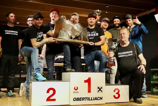 Gerhard Obererlacher, Patrick Auer, Christian Auer und Christoph Fürhapter freuen sich mit Kommandant Johannes Pressl (v.l.) über den Sieg beim Bezirksfeuerwehrskirennen 2025. | Foto: Hans Ebner