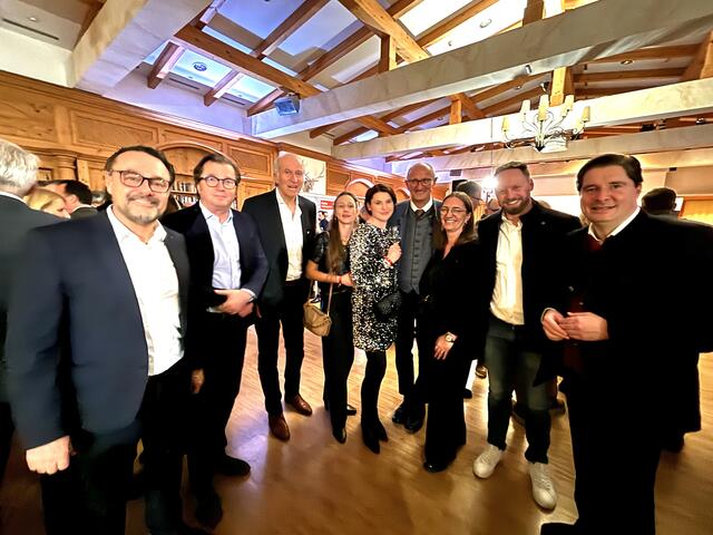 Große St. Johanner VP-Abordnung mit Anton Mattle (Mi. hi.) beim Einkehrschwung im Rasmushof. | Foto: Kogler