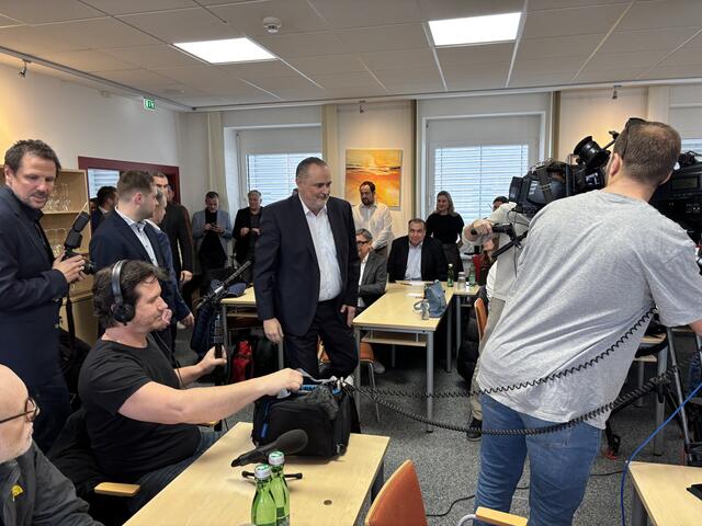 Doskozil umringt von Journalisten | Foto: Tscheinig