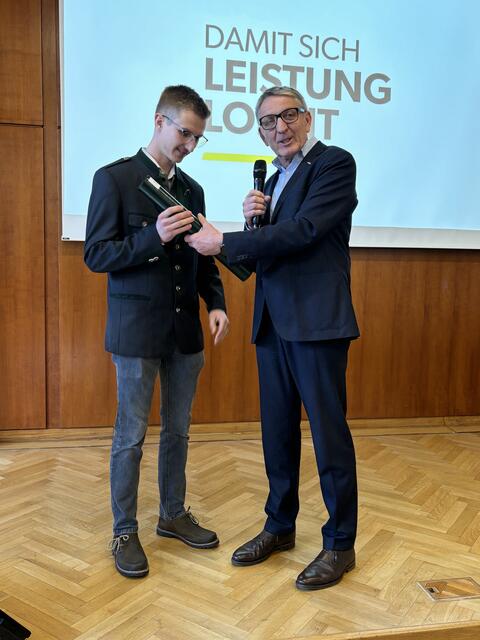 Auszeichnung für Christoph Aigner zum Meister: Weil er in Graz bei der Meisterfeier erkrankt war, brachte WKO-Präsident Josef Herk den Brief mit nach Bruck. | Foto: Angelika Kern