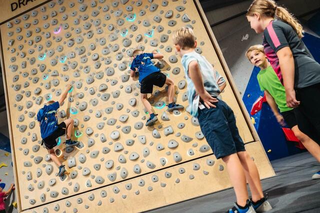 In der Boulderhalle Fläsh in Wolfsberg werden regelmäßig betreute Boulderabende für Kinder und Jugendliche angeboten. | Foto: Rene Knabl