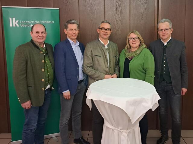 BBK-Obmann Thomas Kraxberger, Thomas Jungreuth-mayer (Dienststellenleiter der BBK Eferding Grieskirchen Wels), LK-Präsident Franz Waldenberger, Klaudia Ritzberger (Vorsitzende des Bäuerinnenbeirates) und Kammerdirektor Karl Dietachmair. | Foto: LK OÖ