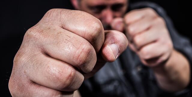 Ein 23-Jähriger schlug einem 29-Jährigen mehrfach ins Gesicht. (Symbolfoto) | Foto: stock.adobe.com/at/Rainer Fuhrmann