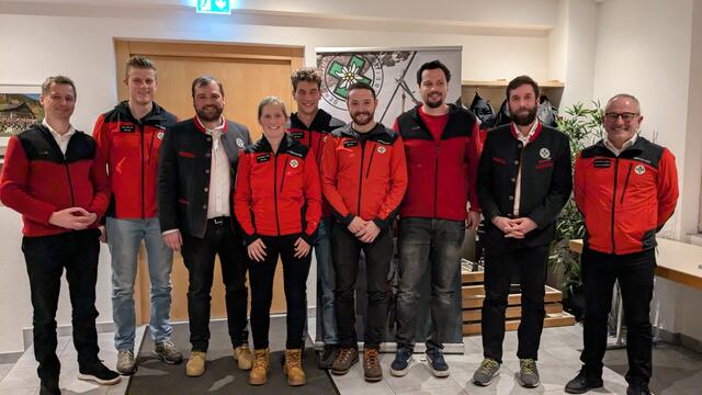 Neu gewählter Ausschuss: Landesleiter der Bergrettung Tirol Mag. Ekkehard Wimmer, Manuel Spiss, Josef Pig, Julia Mühlegger, Felix Schranz, Christian Mallaun, Martin Gstrein, Marco Schmid und Bezirksleiter Johannes Grüner. | Foto: Andreas Mühlegger