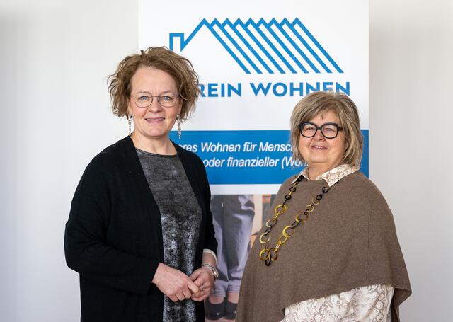 Foto (v.l.n.r.): Wohnbau-Landesrätin Christiane Teschl-Hofmeister (ÖVP) und Geschäftsführerin Ingrid Neuhauser, Verein Wohnen. | Foto: NLK Pfeffer