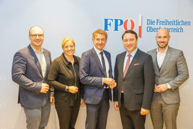 Gerhard Kroiß (Mitte) bleibt an der Welser FPÖ-Parteispitze. Landeshauptmann-Stellvertrater Manfred  Haimbuchner (2. v. r.) gratuliert auch seinen Stellvertretern: Paul Hammer, Christa Raggl-Mühlberger und Ralph Schäfer. | Foto: FPÖ Wels