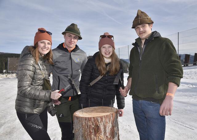 Beim Nagelstockwettbewerb ging es darum, den Nagel mit der schmalen Seite des Hammers so schnell wie möglich in den Holzstock zu schlagen. Zahlreiche Landjugendmitglieder nahmen an diesem Wettbewerb teil.  | Foto: Landjugend Salzburg