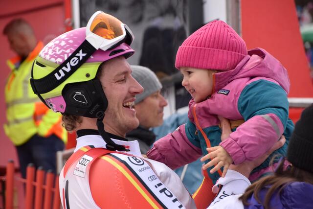 Linus Straßer herzte nach dem Slalom den Nachwuchs. | Foto: Johanna Bamberger