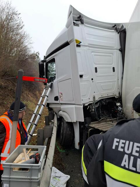 Der Fahrer musste über eine Leiter aus dem Führerhaus befreit werden, blieb jedoch unverletzt. | Foto: FF Alland