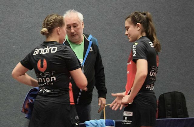 Spielbesprechung von Ohla Ponko (li.) und Arantxa Cossio (re.) mit Trainer Andras Podpinka (mi). | Foto: Schwaighofer