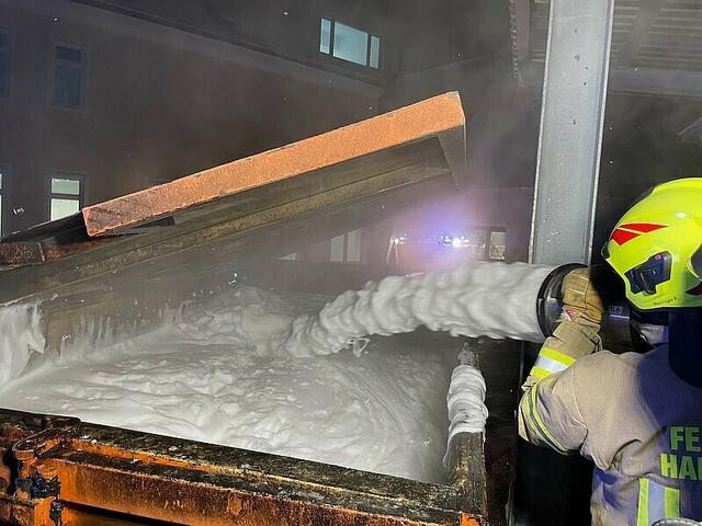 Der Atemschutztrupp der Feuerwehr konnte den Brand rasch unter Kontrolle bringen. Um das Feuer vollständig zu löschen und ein erneutes Aufflammen zu verhindern, wurde der Container anschließend mit Mittelschaum geflutet.Nach ca. 45 Minuten konnten beide Wehren wieder in ihre Gerätehäuser einrücken.
