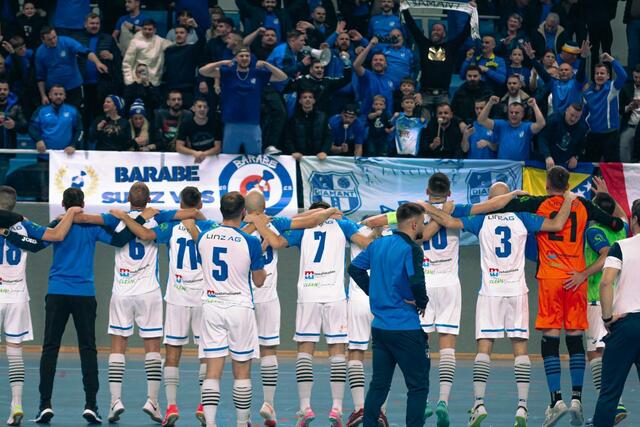 Die Blau-Weißen feierten den 5:3-Derbysieg ausgelassen mit ihren Fans.  | Foto: FC Diamant Linz