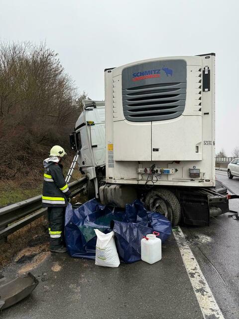 Aus noch ungeklärter Ursache touchierte der LKW Fahrer die Mittelleitwand, verlor die Kontrolle über das Fahrzeug, fuhr über beide Fahrspuren und prallte gegen die Leitschiene. | Foto: FF Alland