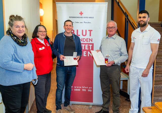 Beate Jilch (Bürgermeisterin Atzenbrugg), Marina Fischer (RK Atzenbrugg), Thomas Mandl (Medaille Bronze), Johann Süss (Medaille Gold), Ali Alrubaie (Teamverantwortlicher Blutspendezentrale) | Foto: Egon Fischer