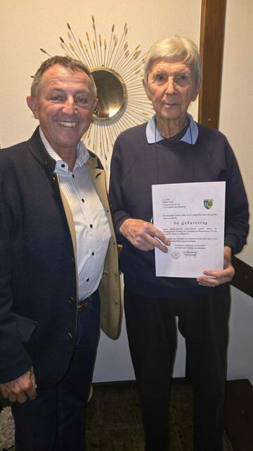 Bürgermeister Christian Dungl mit Geburtstagskind Franz Bichler. | Foto: Gemeinde Puchberg
