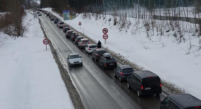 In einem Punkt ist man sich einig: Die vielen Staus entlang der B179 stellen eine enorme Belastung dar. | Foto: Archiv: Zoom Tirol