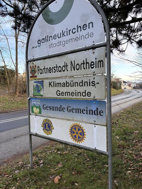 Bei der Gallneukirchner Ortseinfahrt wird auf die Partnerstadt hingewiesen. | Foto: MeinBezirk/Gernot Fohler