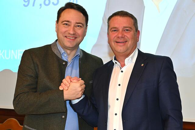 LH-Stv. Manfred Haimbuchner gratuliert Bezirksparteiobmann, BGM Christian Partoll zur Wiederwahl. | Foto: Foto: FPÖ Linz-Land