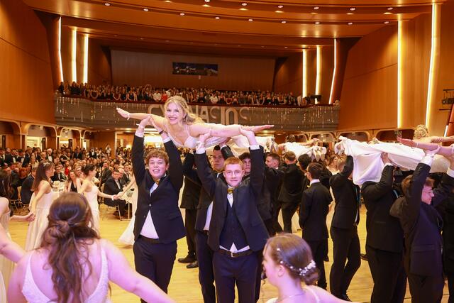 Die Maturanten flogen regelrecht ins Kulturhaus. | Foto: Mlakar Media